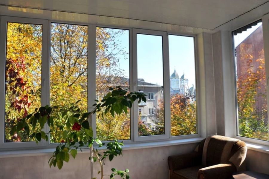 3. Amenajari Pentru Balconul Inchis   Decorarea Si Personalizarea Balconului Mic Inchis La Bloc_Balcon Inchis, Plante, Fotoliu, Loc De Relaxare